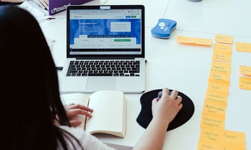 woman-laptop-website-postit-table